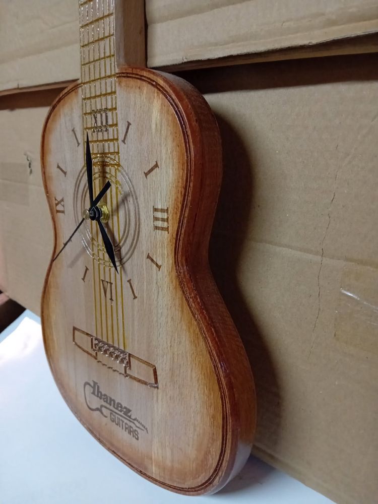 Zegar gitara z drzewa