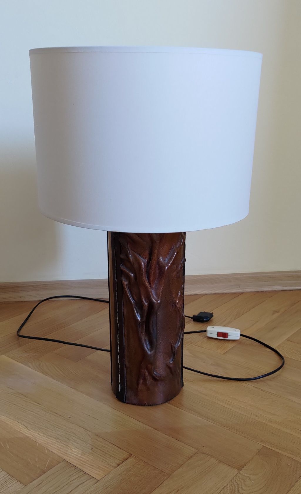 Lampa z podstawą ze skóry