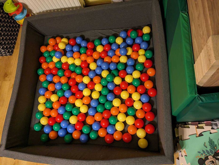 Piankowy suchy basen z kolorowymi kulkami 120x120