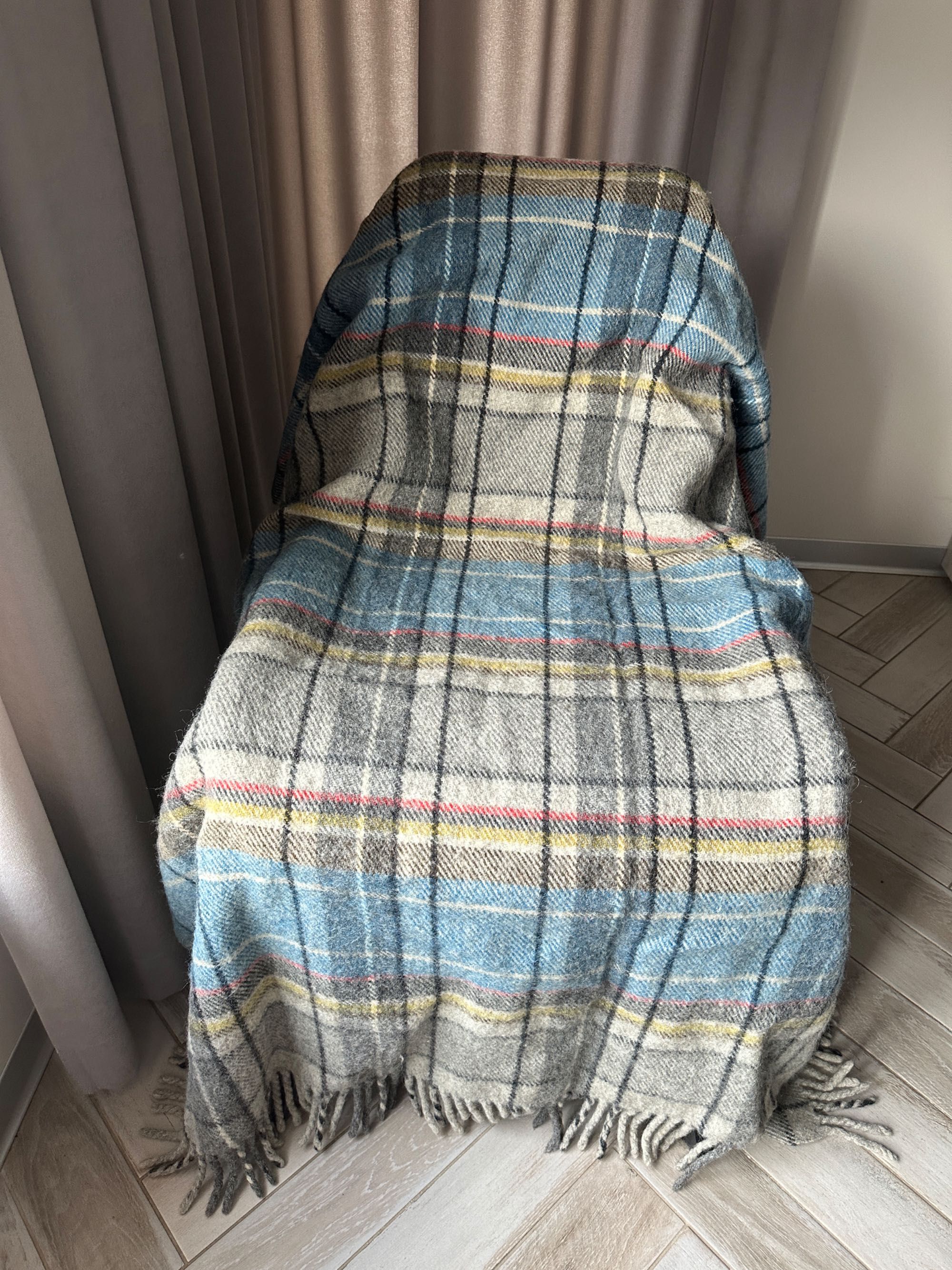 Koc - pled  motyw krata 100 % wełny 130x180