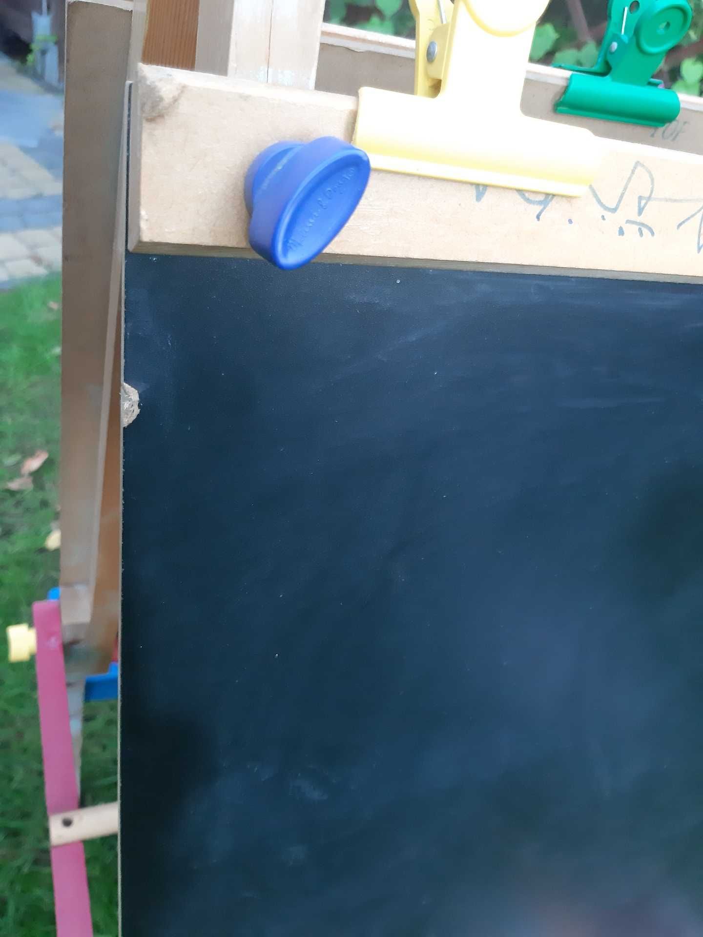 Tablica i sztaluga z regulacją Melissa&Doug plus fartuszek Rex