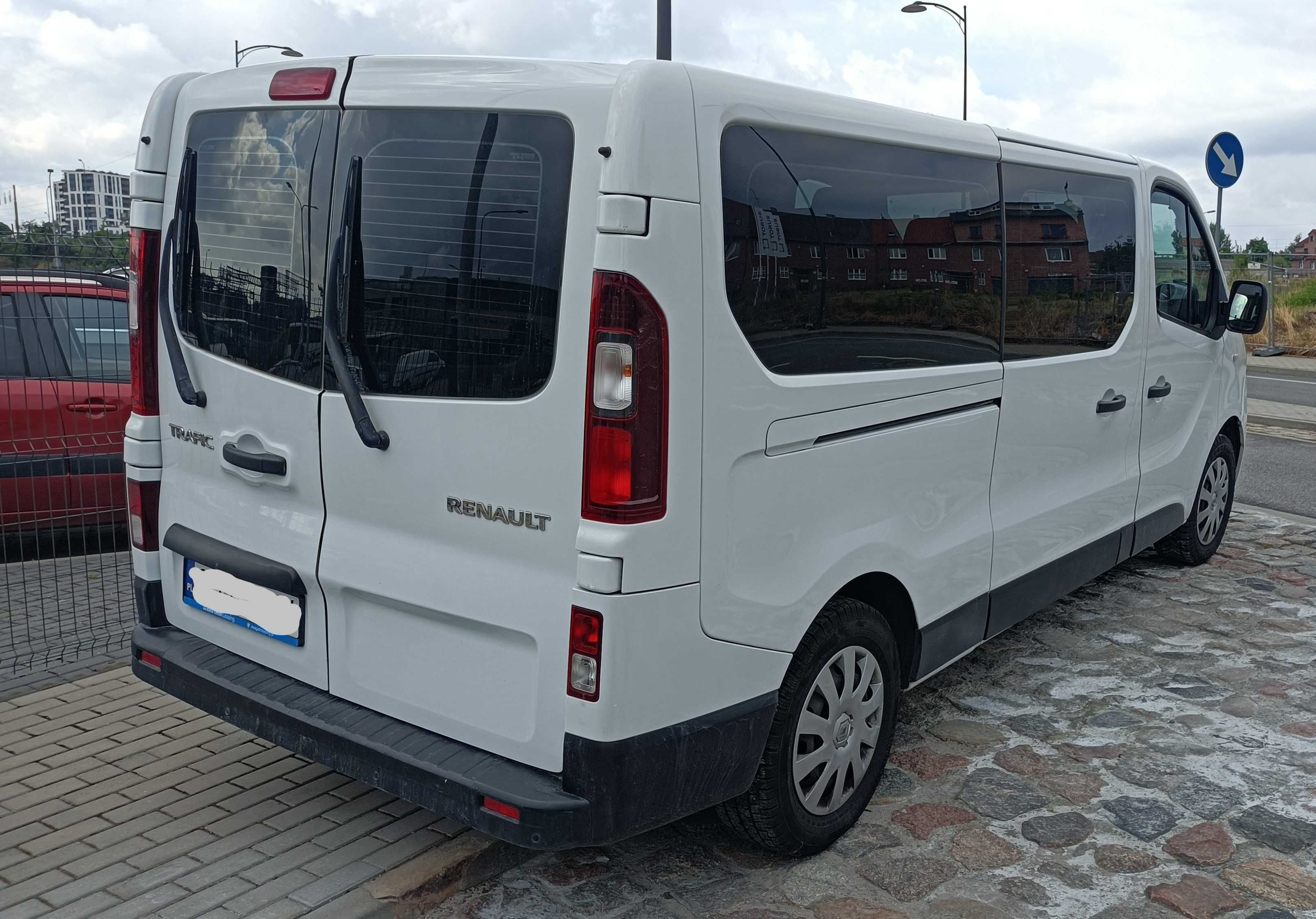 Wypożyczalnia bus 9 osobowy LONG Renault Trafic Wynajem