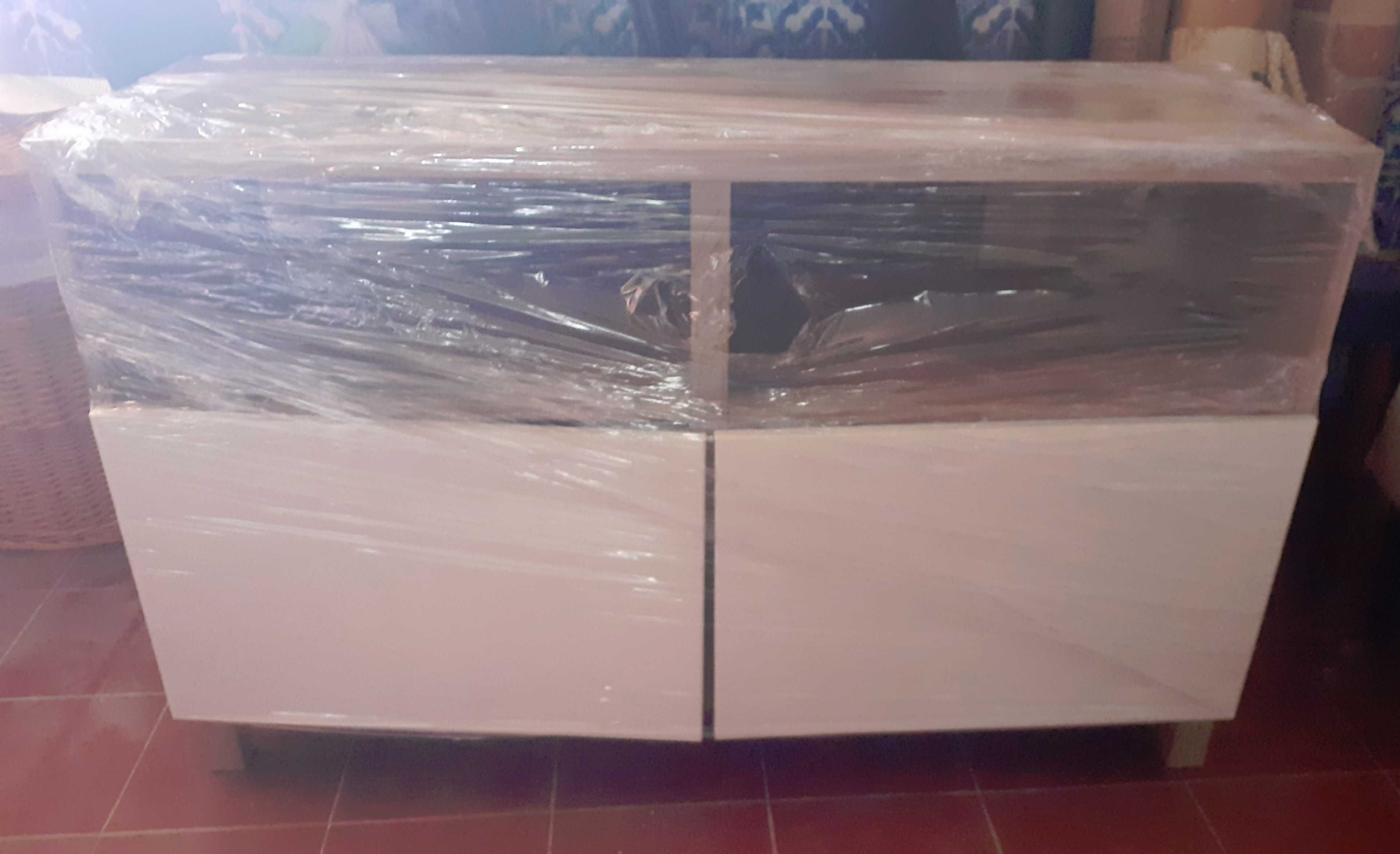 Móvel de TV com portas