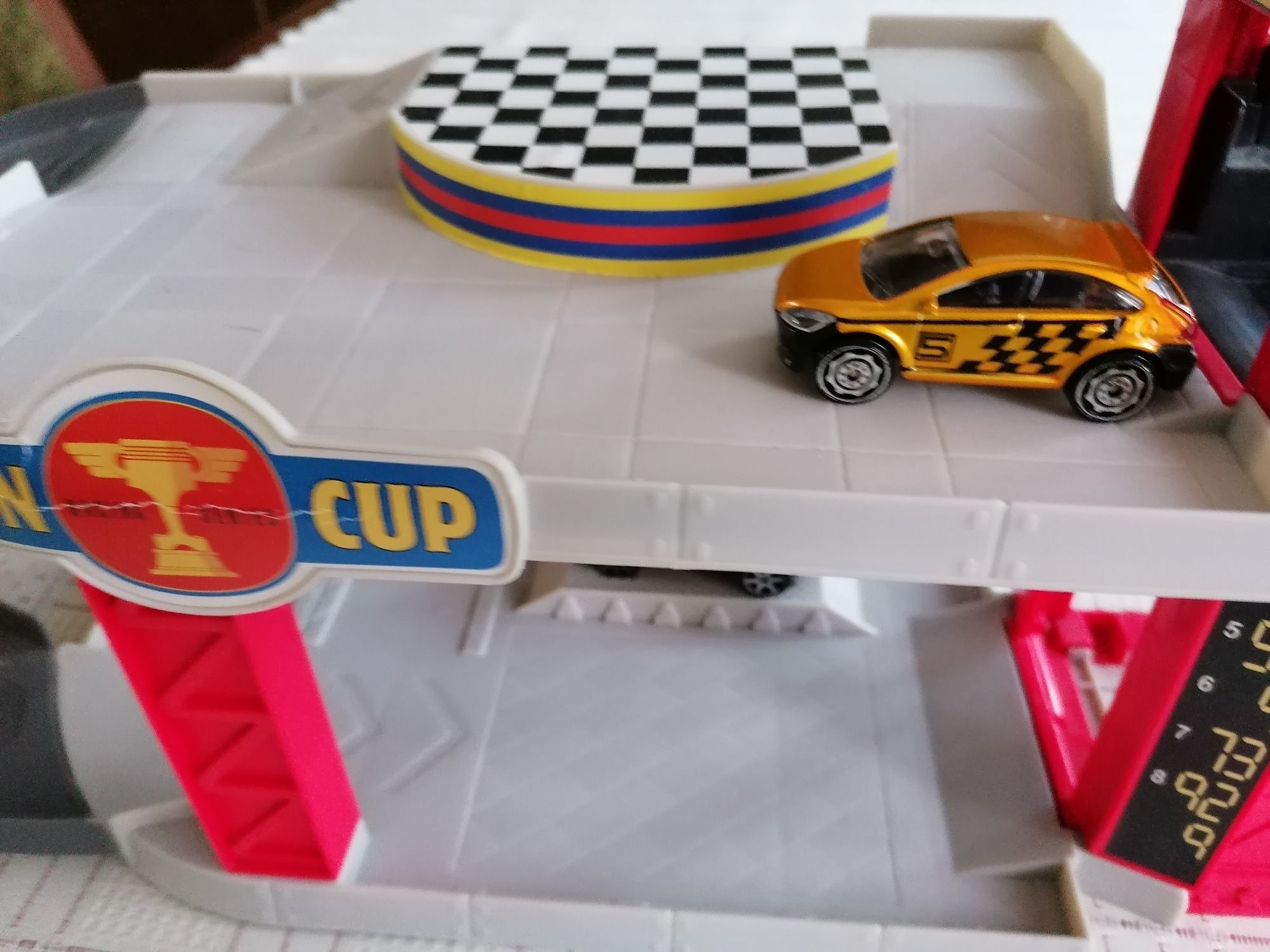 PISTON CUP - parking/garaż z windą  i 3 autka