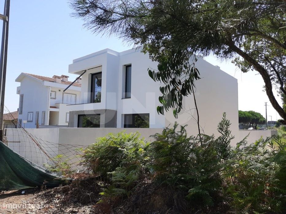 Excelente Moradia T5 nova em fase final de construção em Espinho