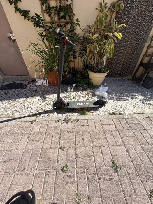 Trotinete eletrica como nova mas avariada liga e desliga