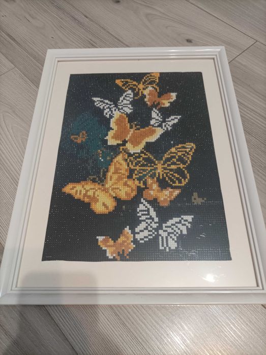 Obraz z wizerunkiem motyli wyklejonego z koralików "diamond painting"