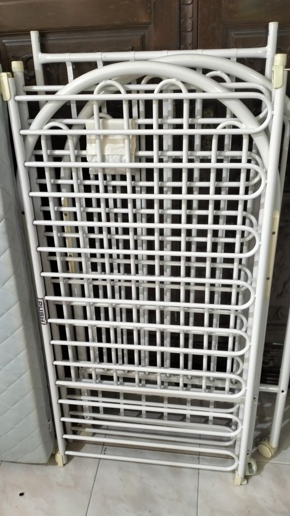 Cama de bebé em ferro.