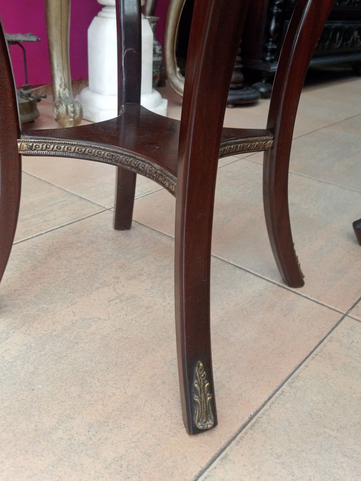 Mesa de apoio com pedra mármore