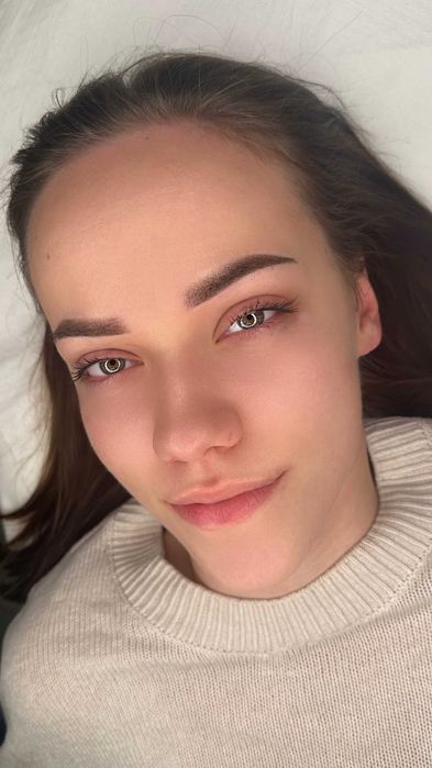 Makijaż permanentny brwi modelka