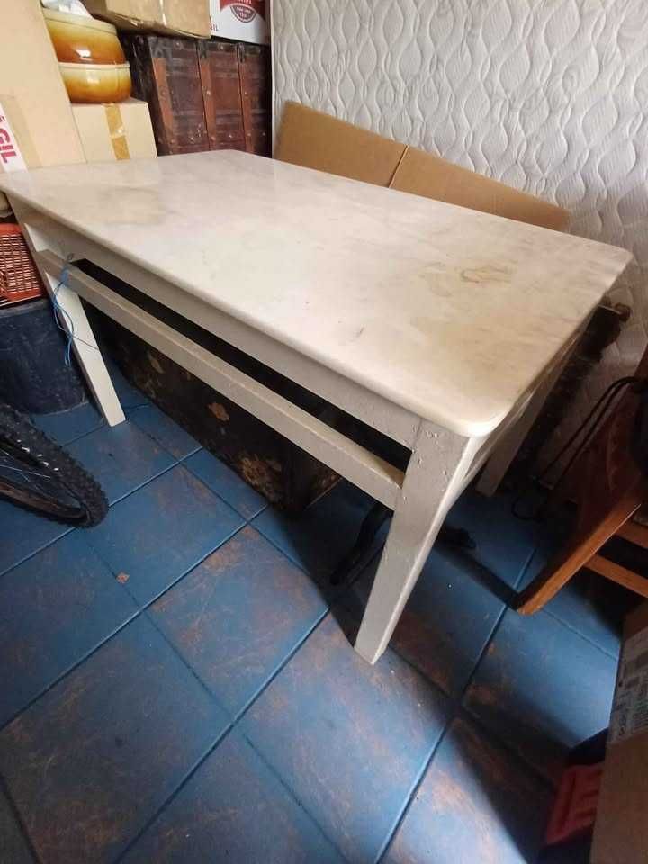 Mesa com tampo em pedra mármore