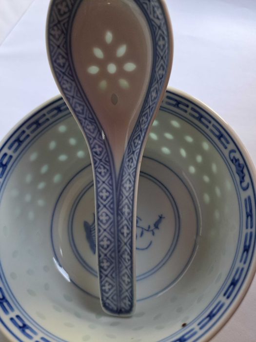 Chińska zdobiona porcelana miseczka z łyżeczką