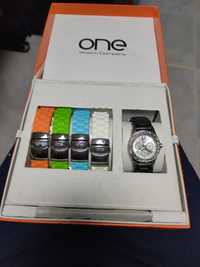 Relógio ONE em caixa com várias braceletes