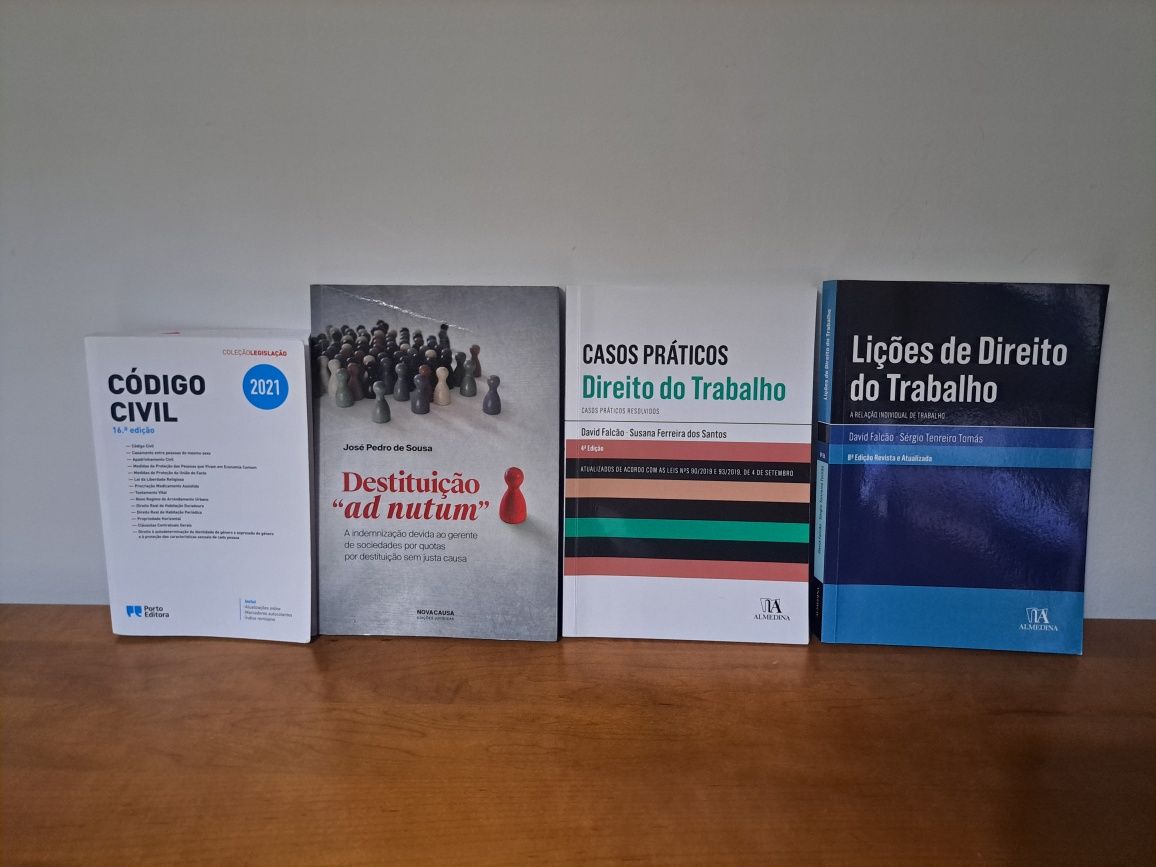 Livros de direito e dicionário de espanhol