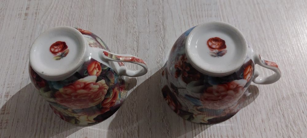 2 filizanki z talerzykami róże kwiaty kolorowe