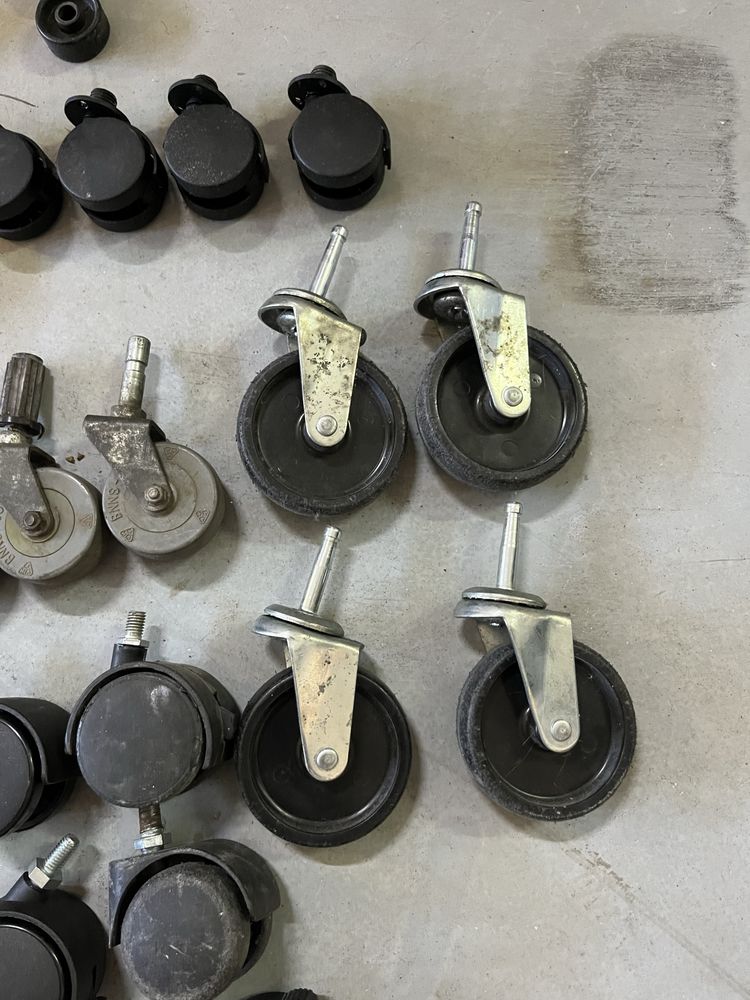 Rodas variadas, cadeiras, carrinhos e moveis