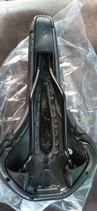 Комфортне велосипедне сидіння чорного кольору.