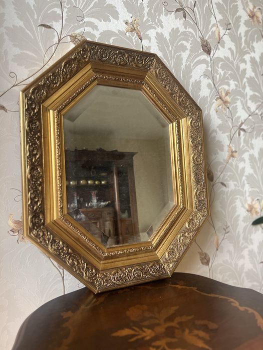 Lustro w złotej drewnianej ramie