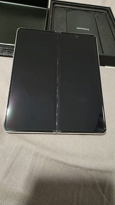Samsung ZFold 3 com danos
