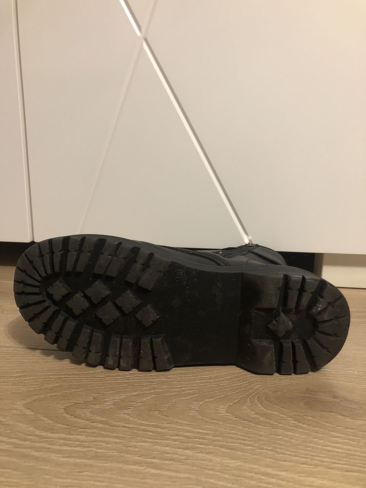 Botki z ozdobną klamrą Cropp