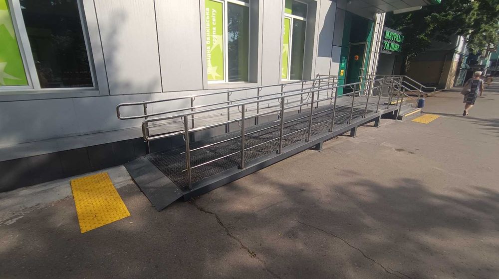 Перила, Поручні, Пандус Флагштоки, Сходи, Козирки з нержавіючої сталі.