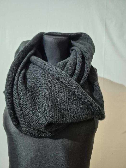 Czarny szeroki komin z dzianiny