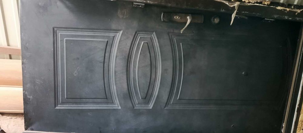 Продаються вживані вхідні двері за ціною 1000 грн.