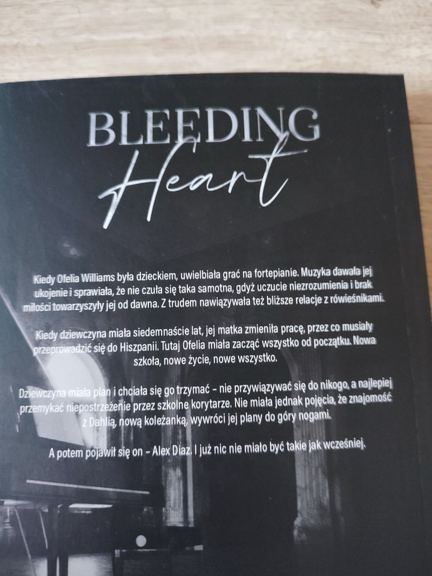 Paula Pajka -" bleeding love "