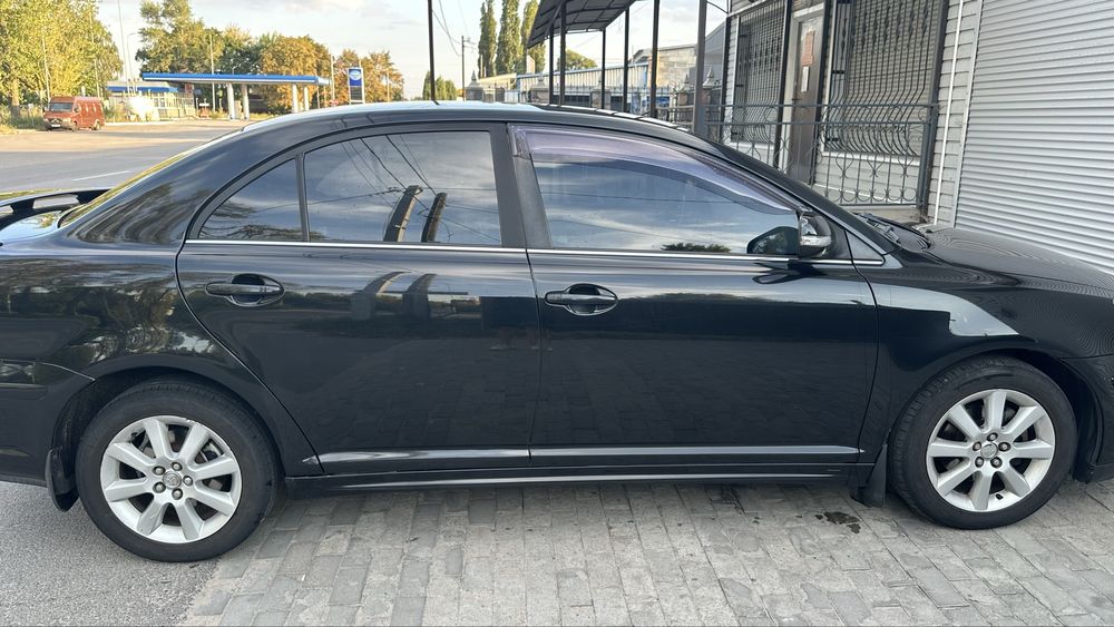 Продам машину TOYOTA AVENSIS