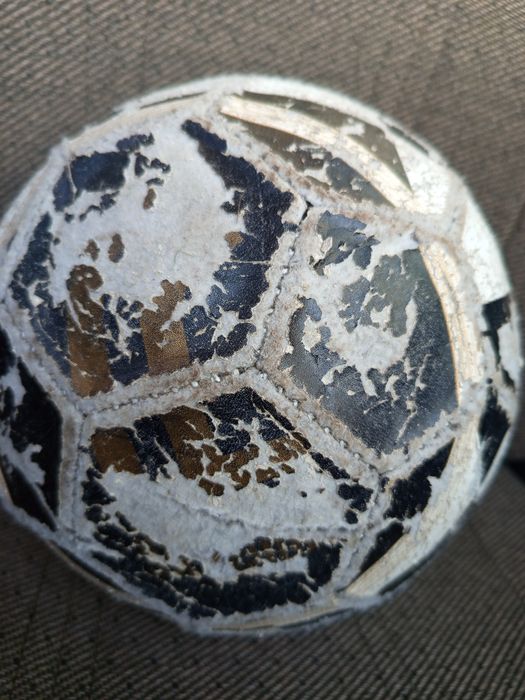 футбольний м'яч .