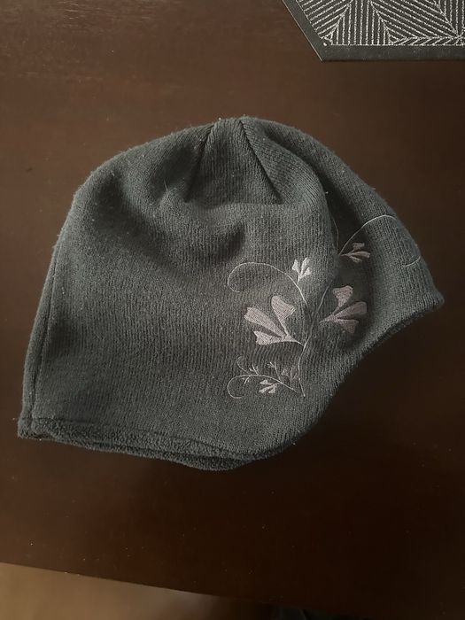 Czapka szara z motywem kwiatowym