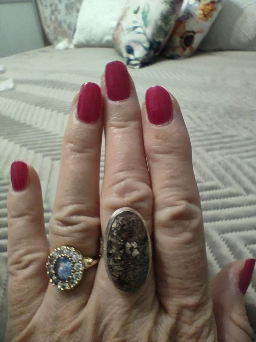 Duży srebrny pierścionek z kamieniem