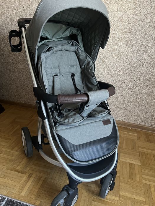 Прогулянкова коляска в ідеальному стані