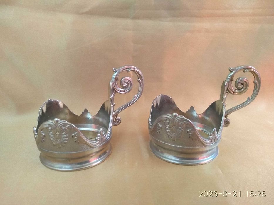 Кофейные чашки в подстаканниках с блюдцами. Италия