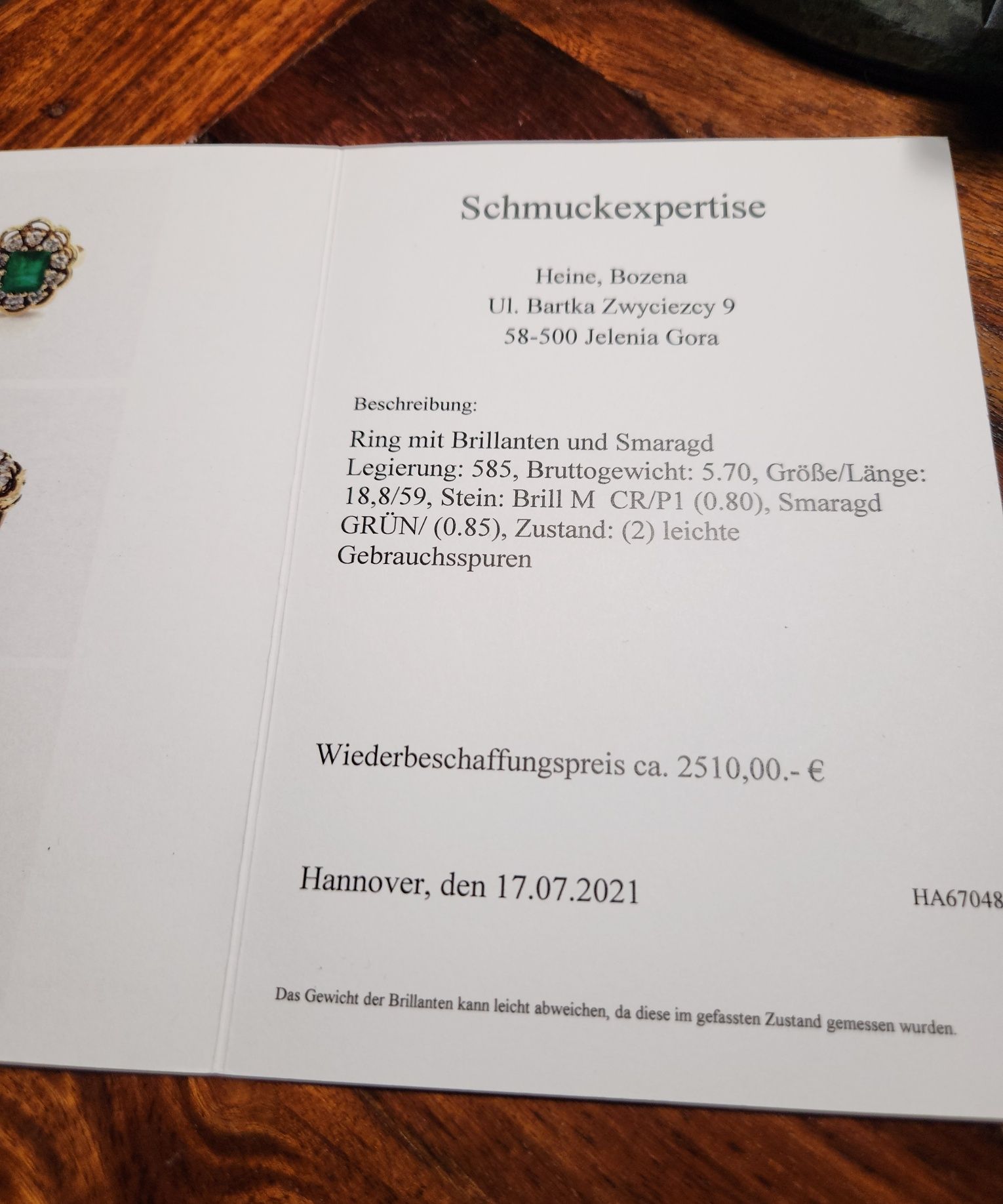 Pierścionek z brylantami i zielonym szmaragdem