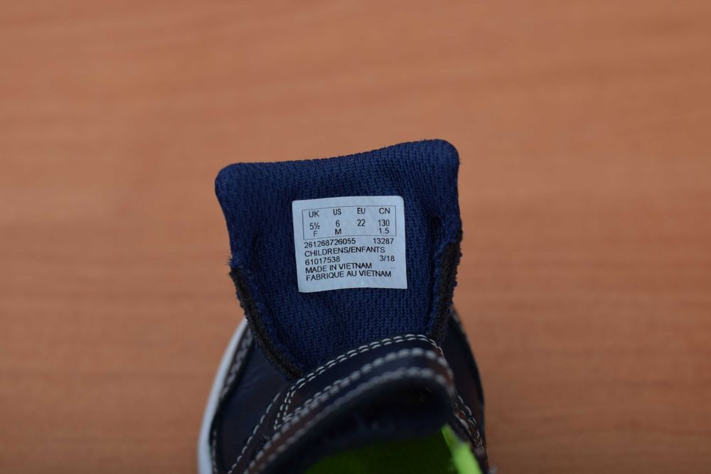 22 розмір. Шкіряні дитячі кросівки Clarks. Оригінал