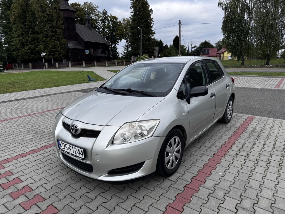 Srebrna Toyota Auris