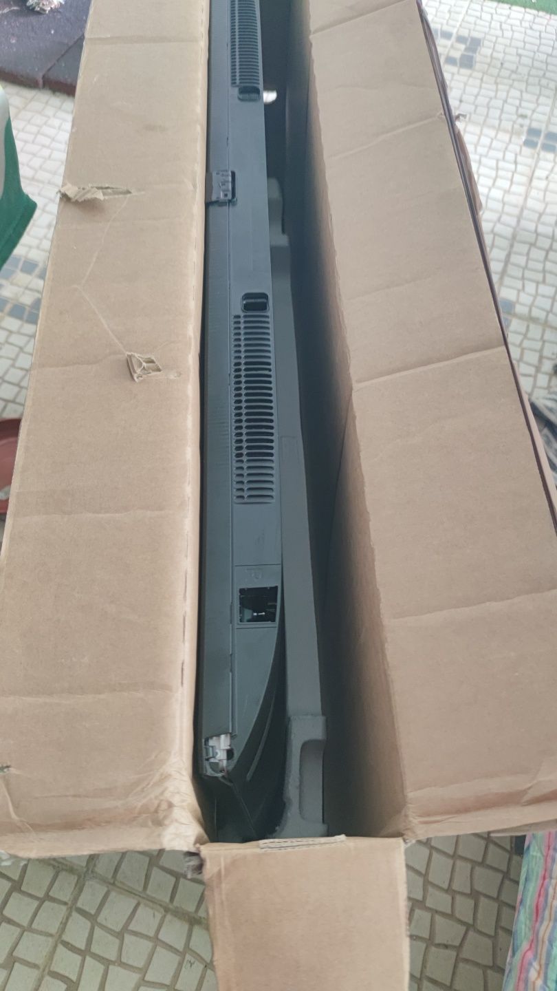 Samsung UE50TU8005k - Ecrã partido