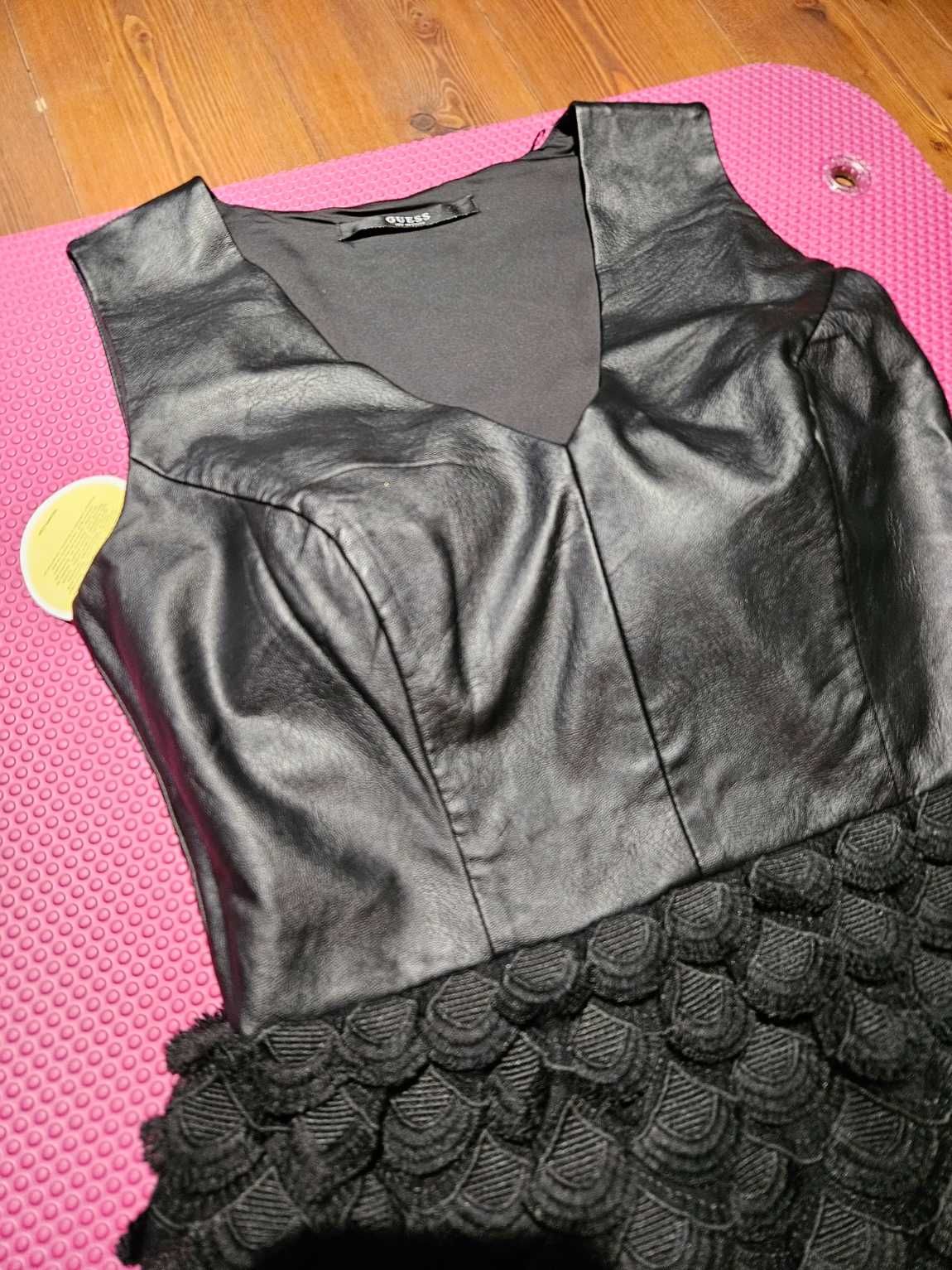 Czarna sukienka GUESS M