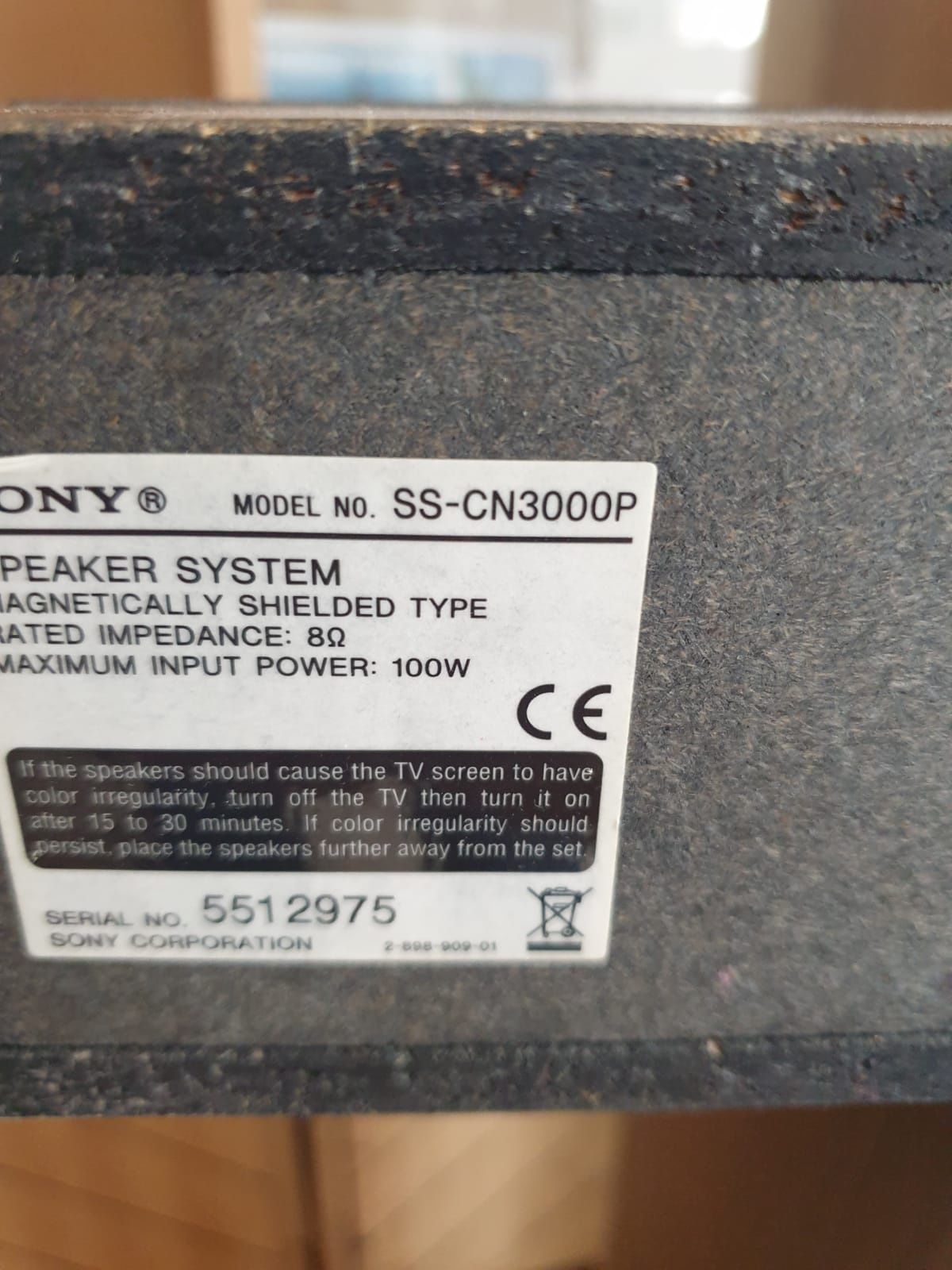 Kolumny Sony, dwie stojące, trzy leżące.