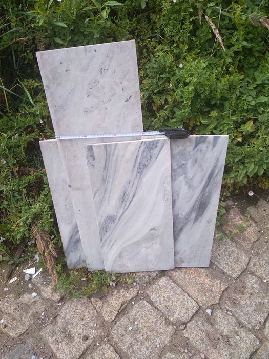 Płyty marmurowe szerokość 30 cm grubość ok 1.,5 cm