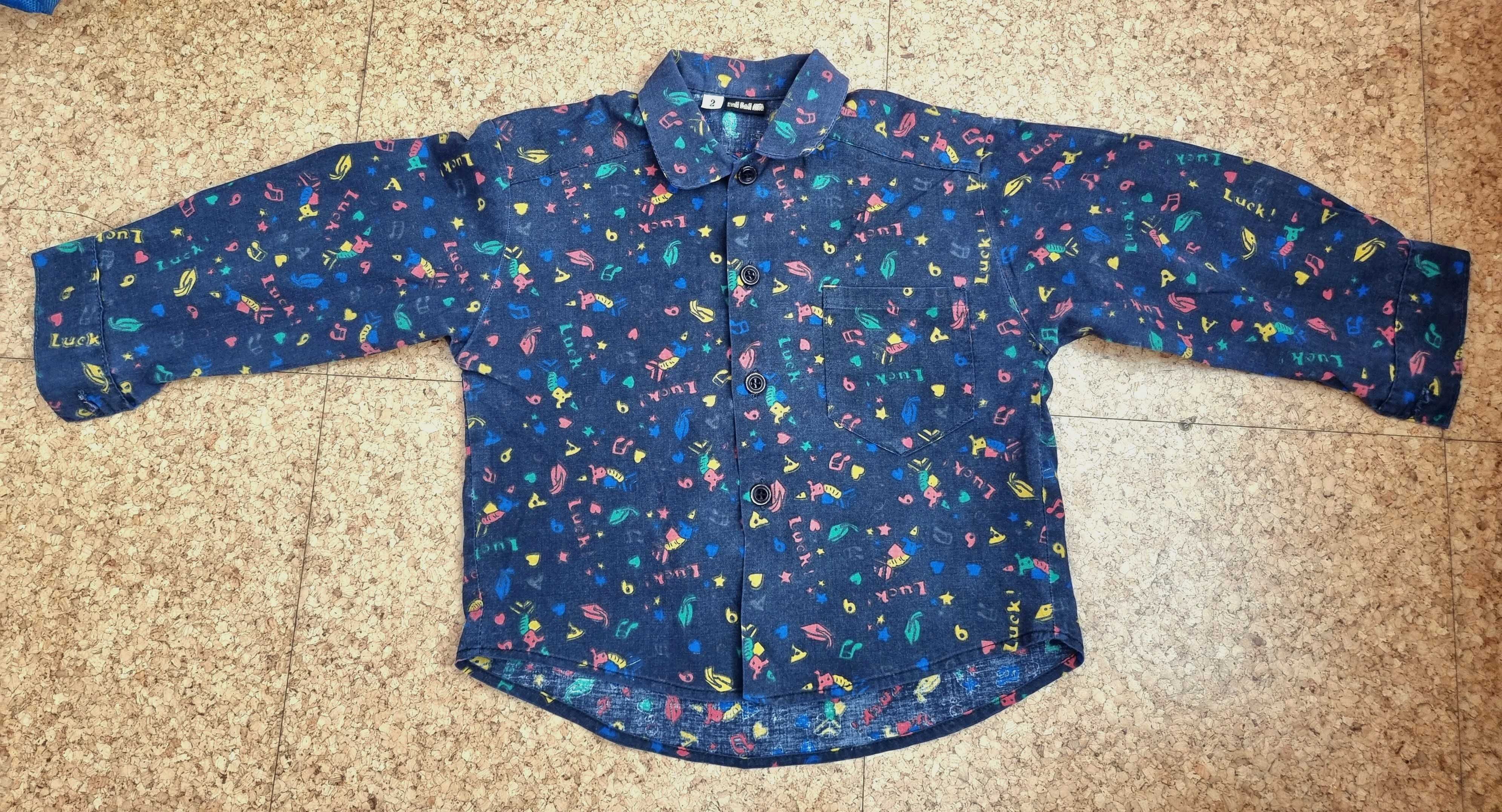 Camisa escura com padrão, 2 anos