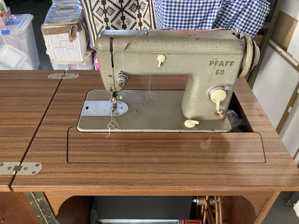 Máquina de Costura PFAFF 60 Automática, com Móvel