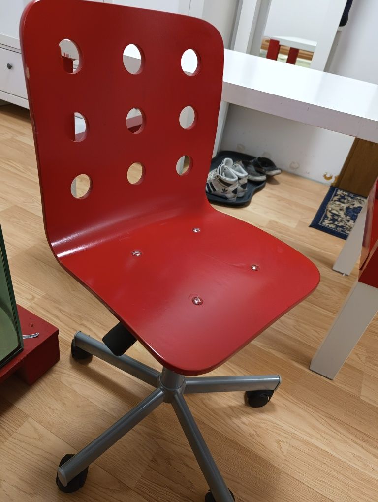 Biurko Pahl oraz Krzesło Jules Ikea