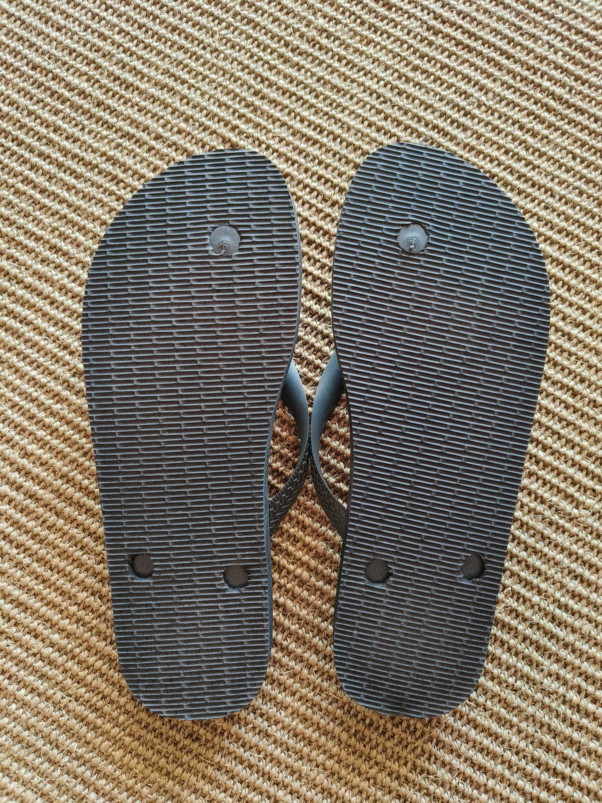 Havaianas Pretas com riscas cinza