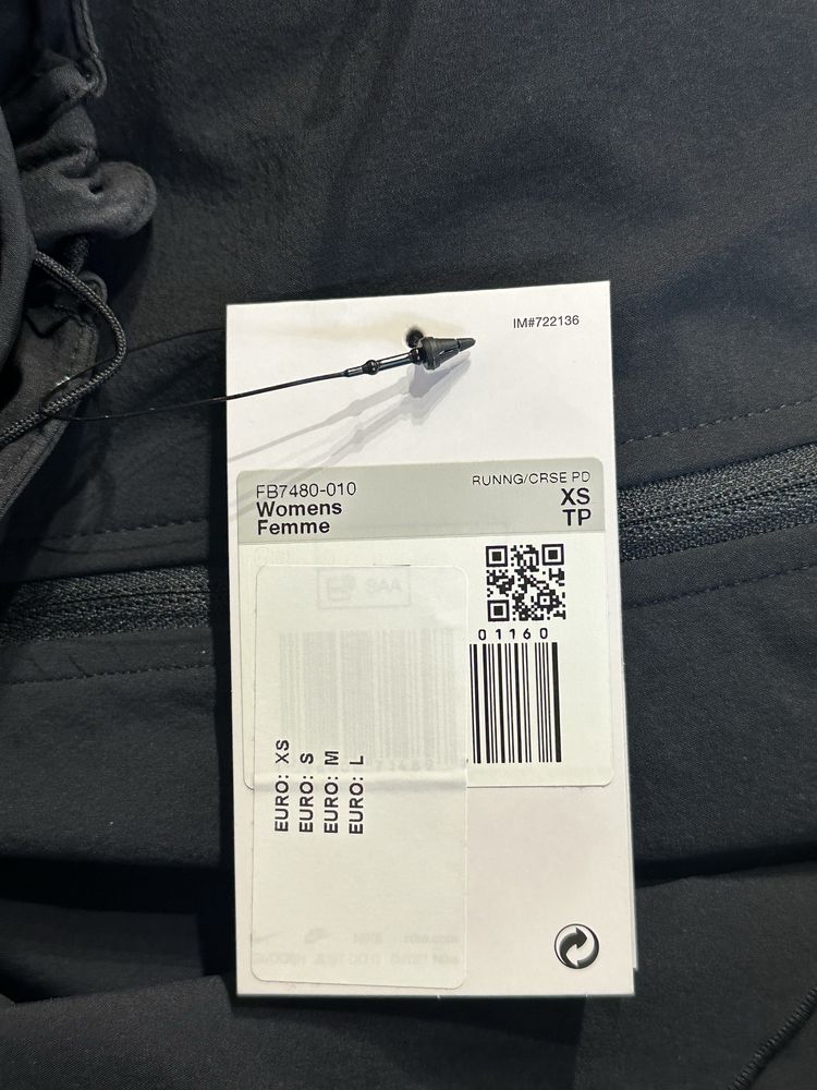 Жіноча Вітровка Nike Swift UV JKT