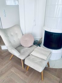 Kremowy fotel z podnóżkiem w stylu skandynawskim