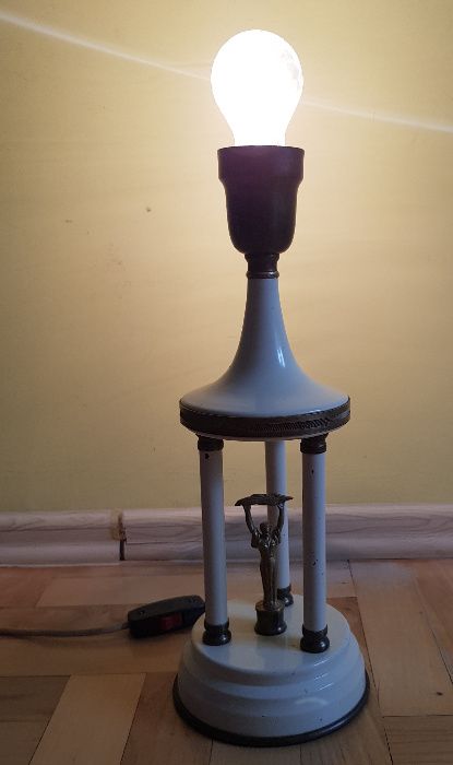 Lampa stołowa na kolumnach z figurką
