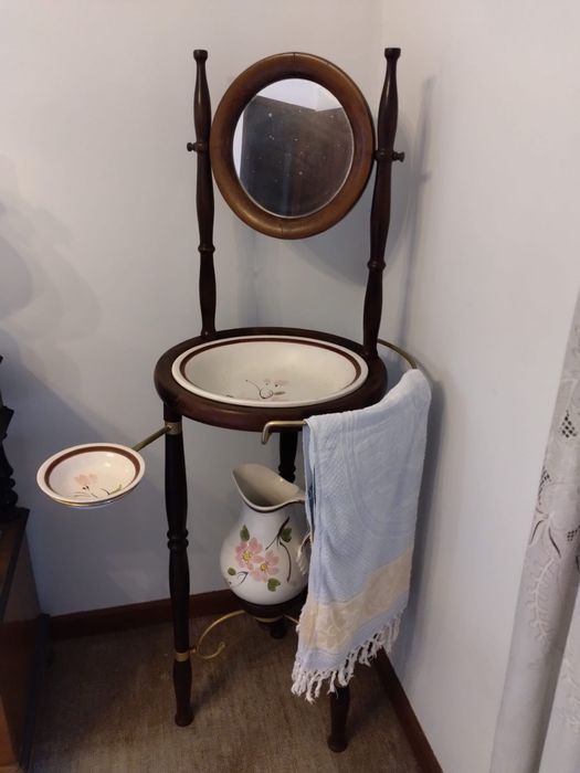 Lavatorio todo em madeira com as louças incluidas