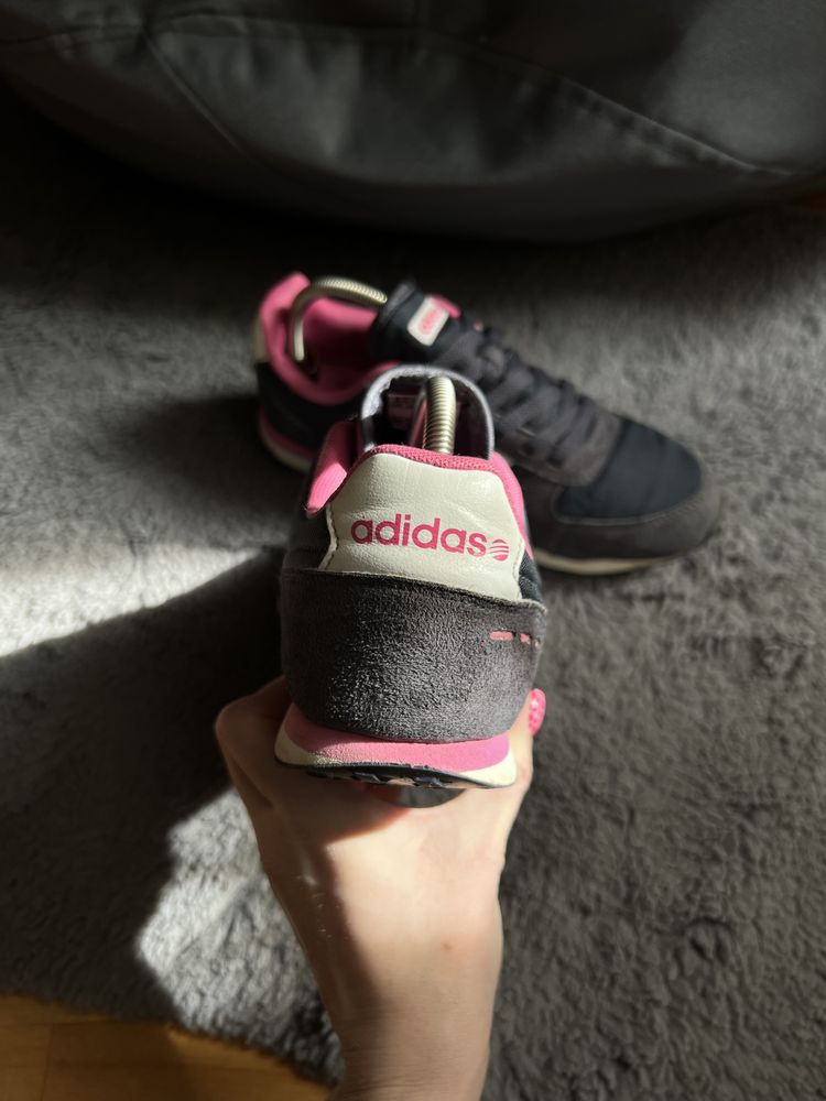 Жіночі кросівки від Adidas
